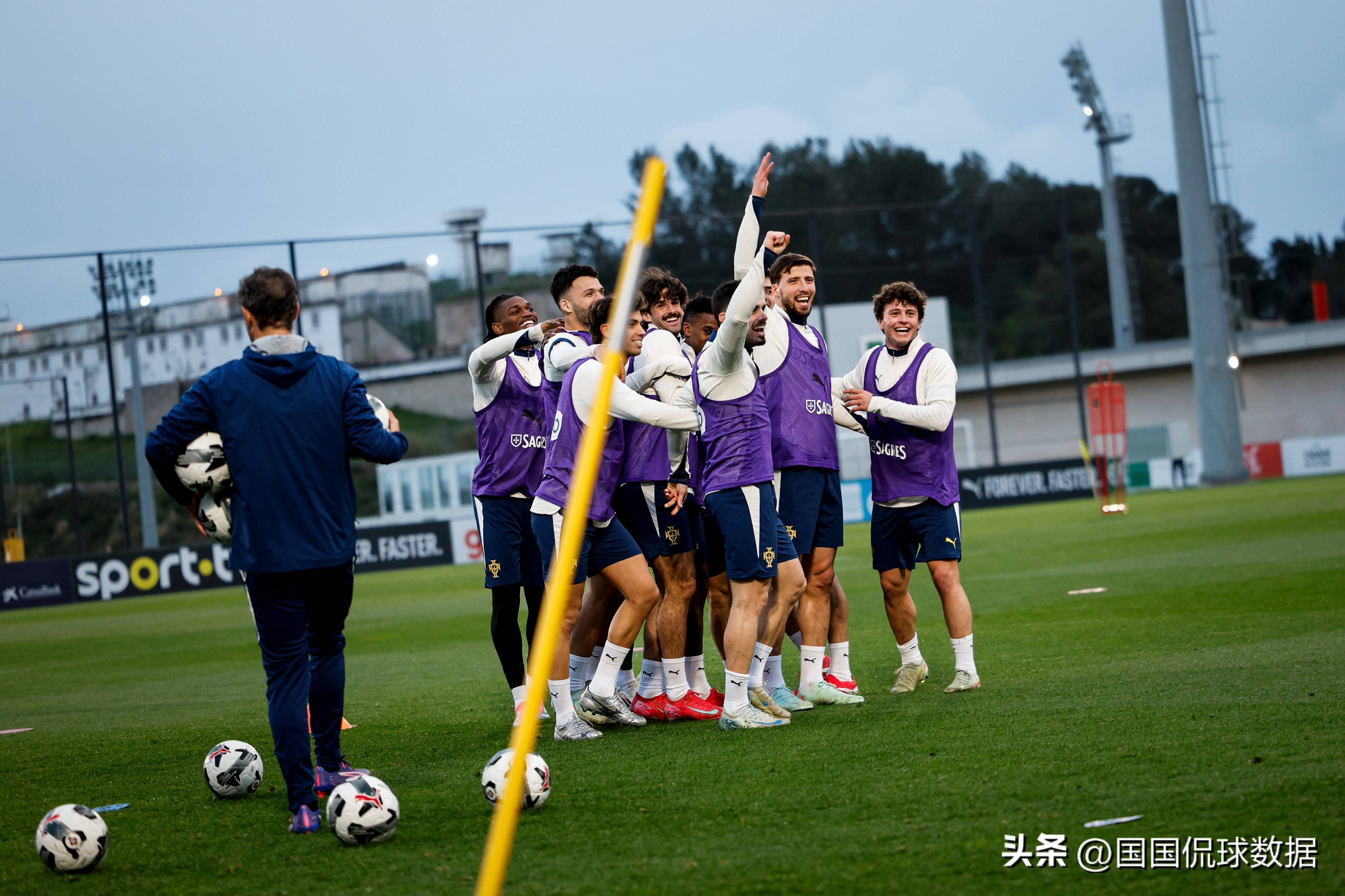 丹麦代表团在擂台上战胜对手