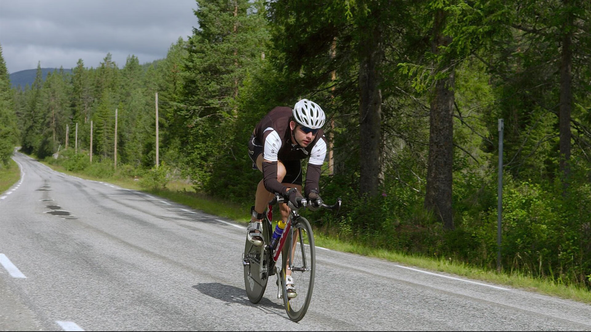 米切尔狂飙37分统治攻防，青岛男篮主场碾压浙江取关键胜利